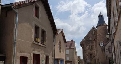 Maison médiévale en Berry avec cour privative et tout inclus