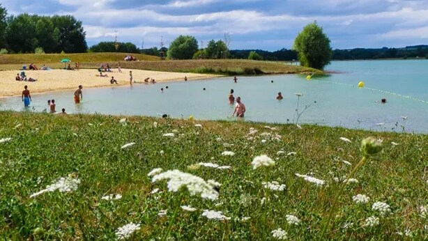 A lakeside setting with people swimming and relaxing on the shore. - Medieval house in Berry with private courtyard and all-inclusive (Saint-Benoît-du-Sault)