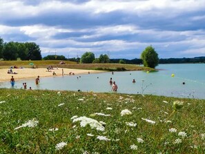 A lakeside setting with people swimming and relaxing on the shore. - Medieval house in Berry with private courtyard and all-inclusive (Saint-Benoît-du-Sault)