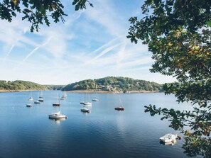 A calm lake with several boats anchored, surrounded by hills and trees. - Medieval house in Berry with private courtyard and all-inclusive (Saint-Benoît-du-Sault)