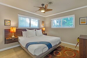 3 bedrooms, desk, iron/ironing board, free WiFi - Chic 3BR Sanctuary Steps from The Drive –Paradise! (Fort Lauderdale)