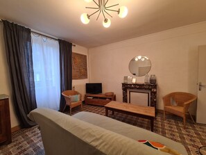 TV - Cozy townhouse with garden near Argenton-sur-Creuse (Saint-Marcel)