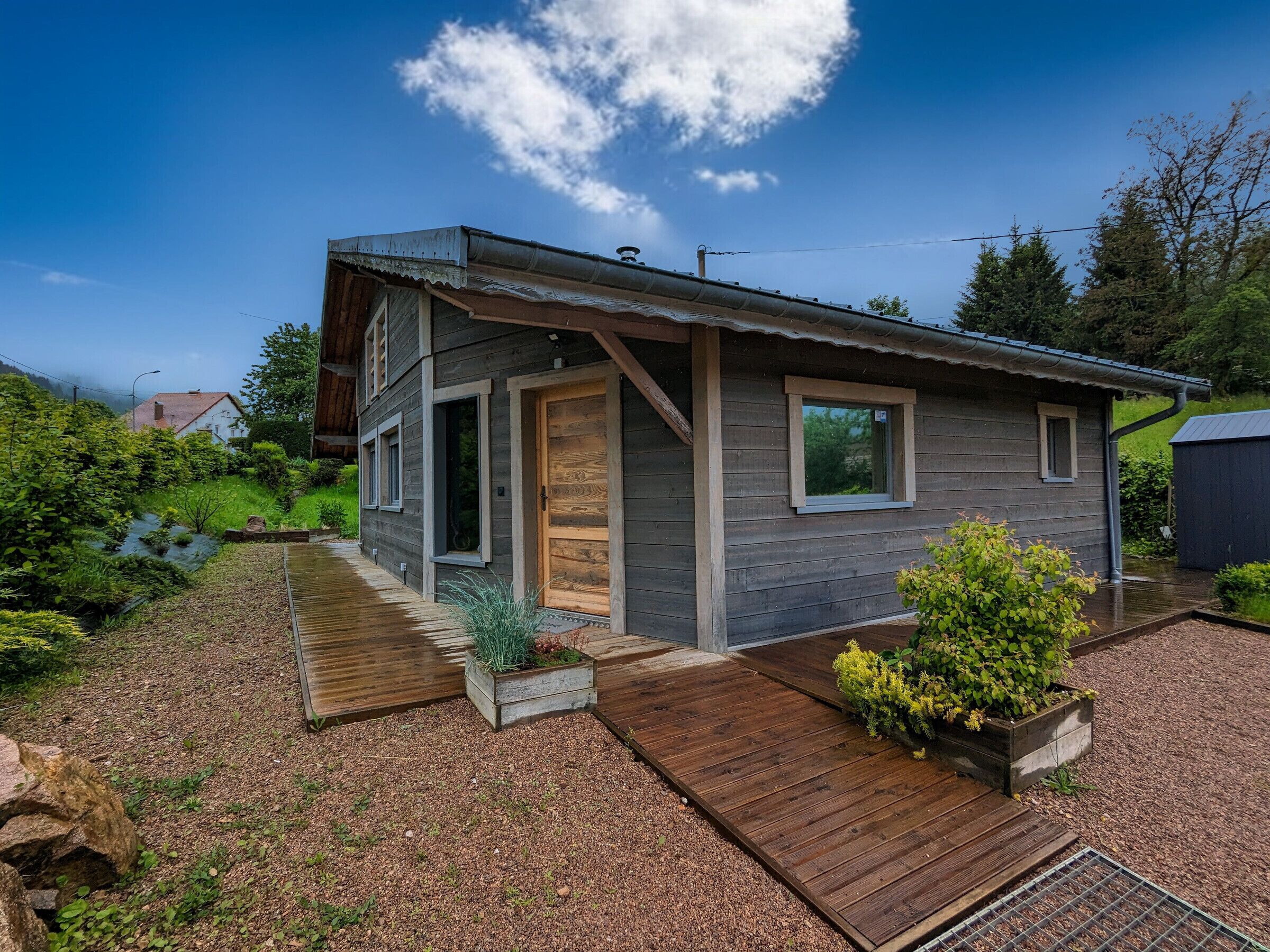Eine rustikale Holzhütte mit Veranda und kleinem Garten.