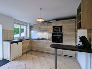 Kjøleskap, mikrobølgeovn, oppvaskmaskin og brødrister