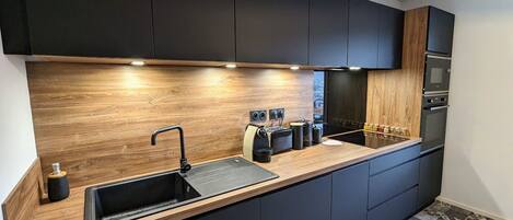 Kjøleskap, mikrobølgeovn og oppvaskmaskin