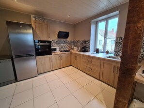 Fridge, microwave, dishwasher - House in Berry with enclosed garden near Lake Eguzon (Orsennes)