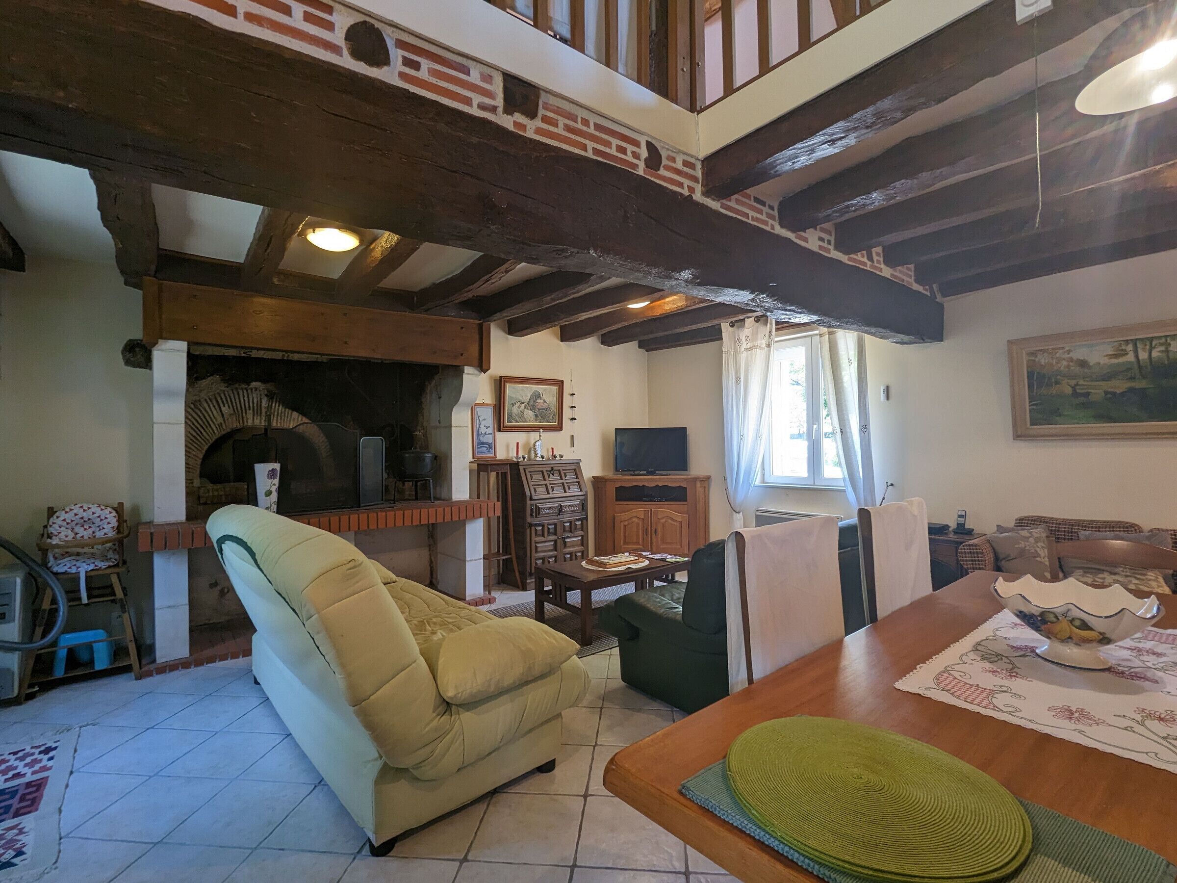 Televisión y chimenea 