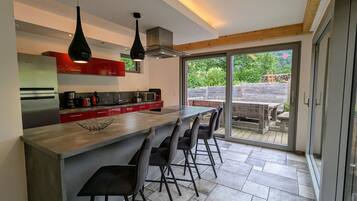 Een koelkast, een microgolfoven, een vaatwasser