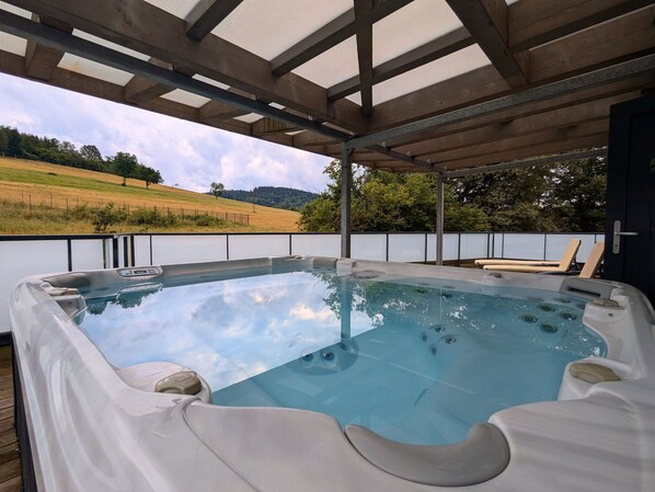 Outdoor spa tub - Spacious villa with spa and pool table, WiFi, private parking (Ban-de-Laveline)