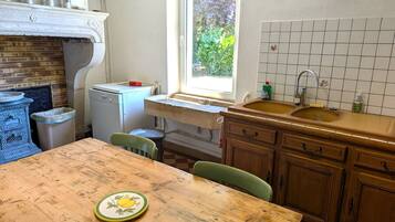 Fridge, dishwasher