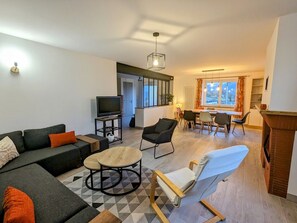 TV, fireplace