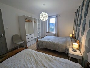 3 makuuhuonetta, työpöytä, vauvan matkasänky, ilmainen Wi-Fi