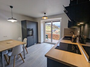 Kylskåp, mikrovågsugn, diskmaskin och brödrost