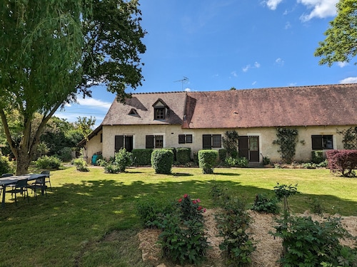 Country house with garden and parking near Neuvy-Saint-Sépulchre