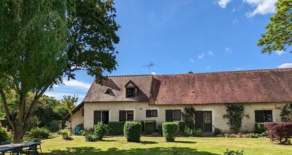 Country house with garden and parking near Neuvy-Saint-Sépulchre
