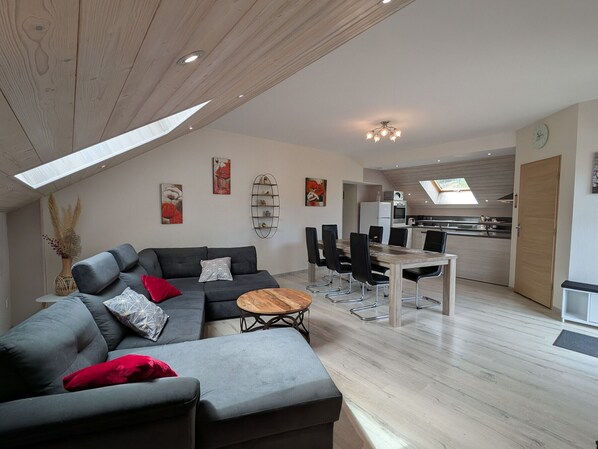 TV - Bright 3-bedroom apartment, terrace, near shops and skiing, with WiFi (Le Thillot)