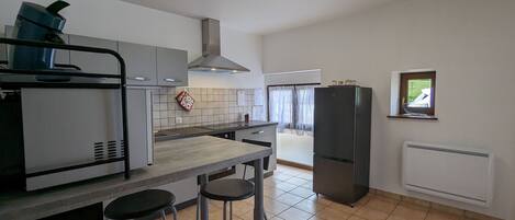 Réfrigérateur, micro-ondes, lave-vaisselle, grille-pain