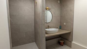 Een haardroger, handdoeken