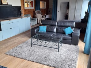 TV - Stay in Berry with heated indoor pool (Niherne)