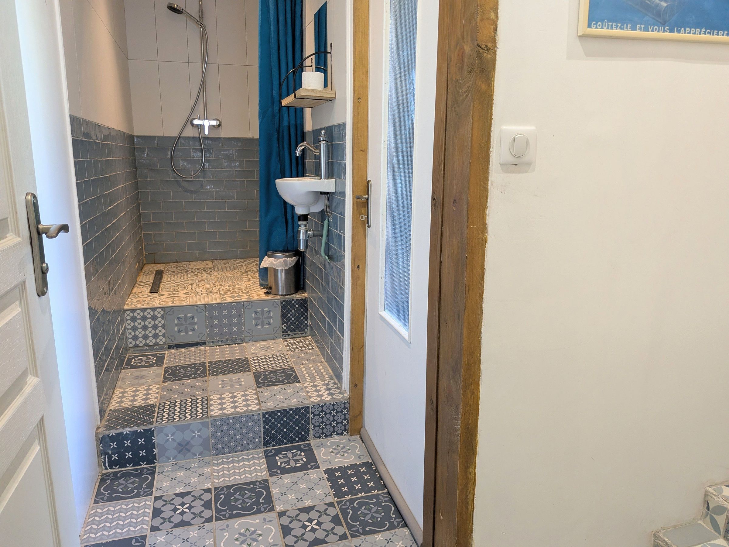Ein Badezimmer mit Dusche, Waschbecken und Toilette.