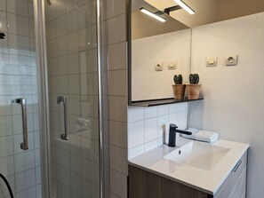 Bathroom - Stay in Berry with heated indoor pool (Niherne)