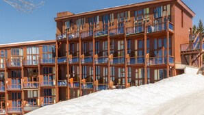 A multi-story hotel with balconies and large windows. - Calm duplex near slopes with balcony (Les Arcs 1800)