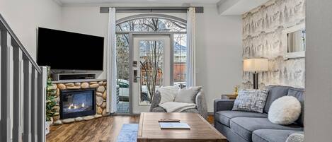 Televisie, een open haard, videospelletjes en een dvd-speler