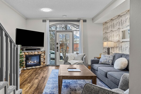 TV, fireplace, video games, DVD player - Cedar Ridge Chalet - Pool & Hot tub - Pet Friendly (Canmore)