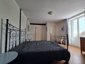 6 bedrooms, iron/ironing board, WiFi, bed sheets