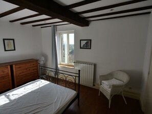 6 makuuhuonetta, silitysrauta/-lauta, Wi-Fi, vuodevaatteet