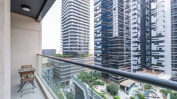 Un edificio moderno de gran altura con fachada de vidrio y varios balcones.