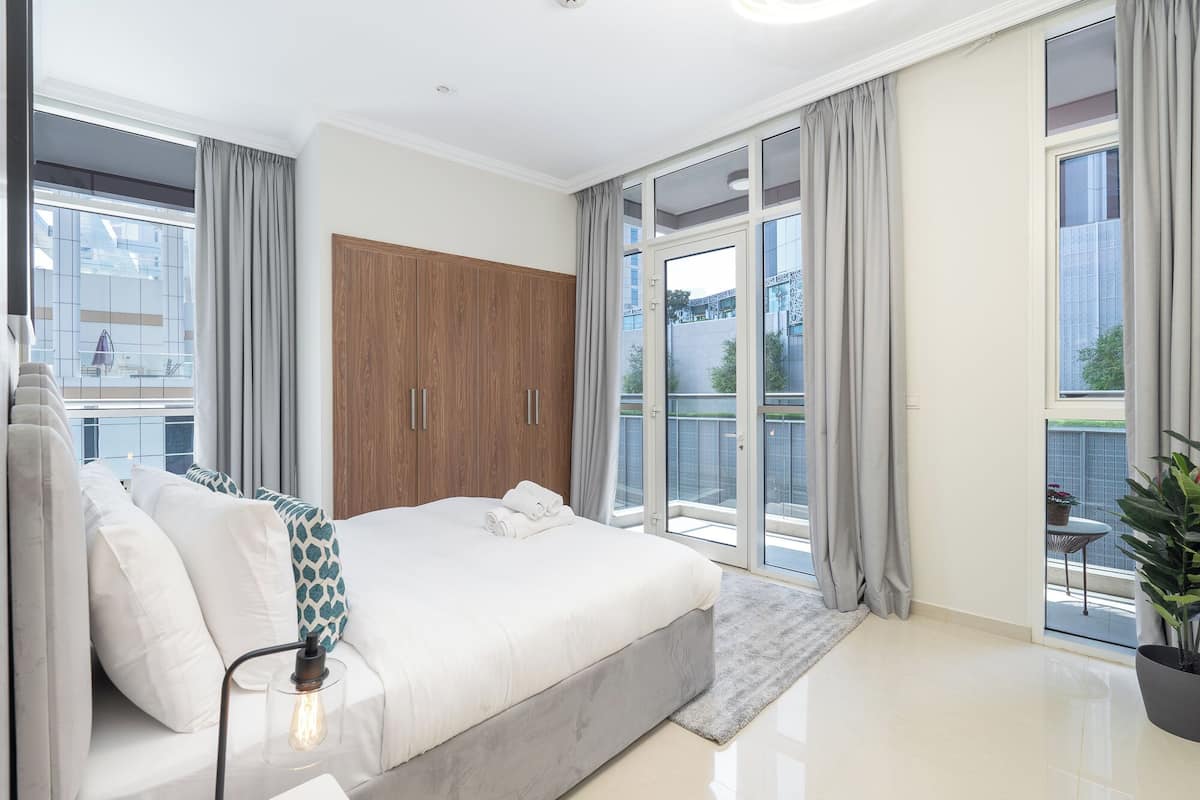 Apartamento Premier, 3 habitaciones, balcón, vistas a la ciudad | 1 dormitorio, ropa de cama hipoalergénica, escritorio