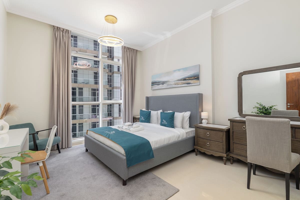Departamento Deluxe, 1 cama King size y sofá cama, aire acondicionado | 1 habitación, ropa de cama hipoalergénica y escritorio
