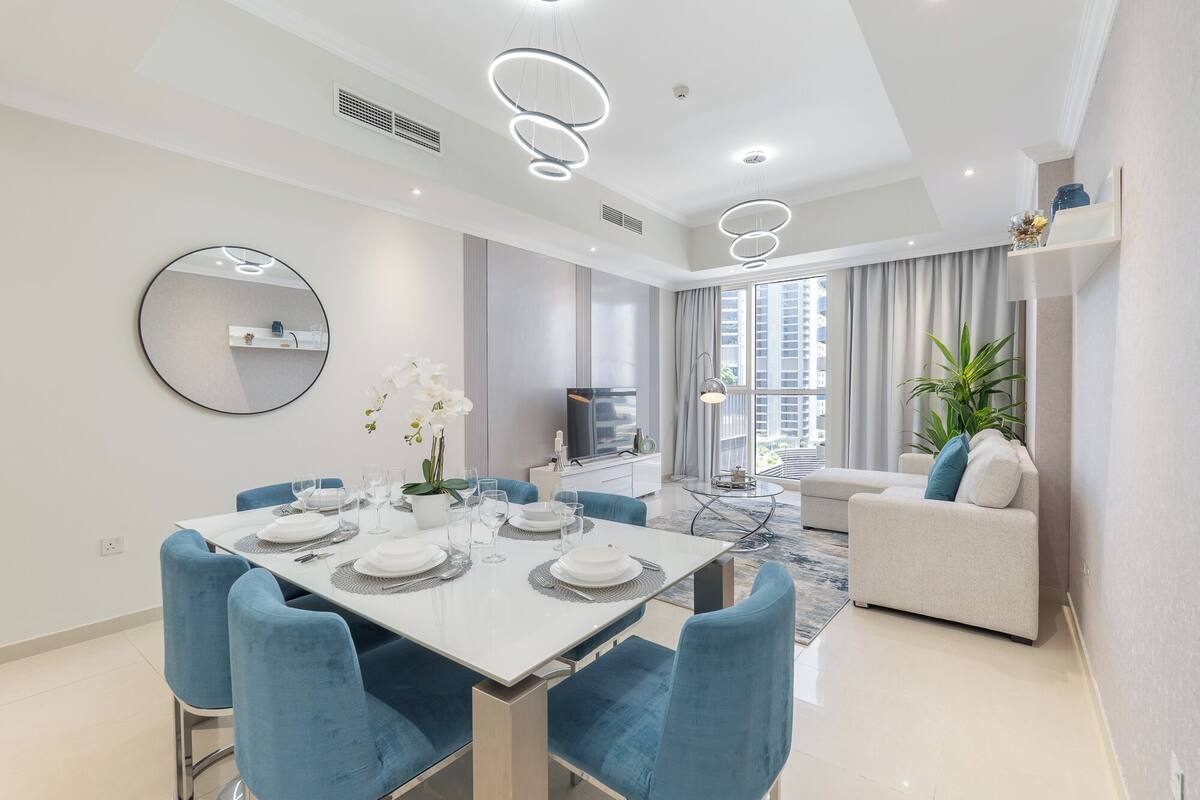 Un salon moderne comprenant un coin repas, un canapé et un téléviseur.