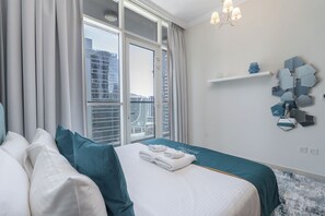 Hypo-allergenic bedding, desk, laptop workspace, soundproofing - Heaven Crest Vacation Homes Downtown - Studio, 1, & 3 Bedroom Suites 2 minute walk to Dubai Mall and Burj Khalifa (Dubai)