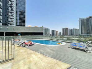 2 outdoor pools, open 6:30 AM to 8:00 PM, sun loungers - Heaven Crest Vacation Homes Downtown - Studio, 1, & 3 Bedroom Suites 2 minute walk to Dubai Mall and Burj Khalifa (Dubai)