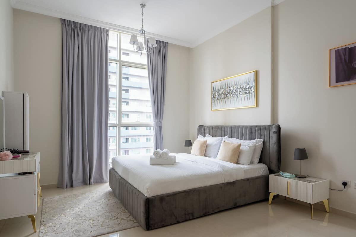 1 dormitorio, ropa de cama hipoalergénica, escritorio