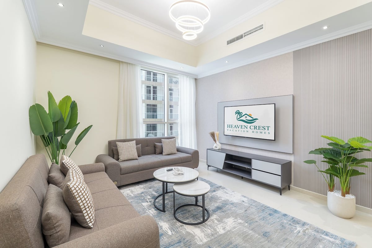 Luxe appartement, 3 slaapkamers, niet-roken, uitzicht op de stad | Woonruimte | Een 42-inch smart-tv met digitale zenders, Netflix en streamingdiensten