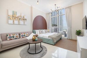 Economy appartement, 1 slaapkamer | Hypoallergeen beddengoed, een bureau, een laptopwerkplek