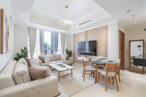 Deluxe-Apartment, 1 King-Bett und Schlafsofa | Wohnbereich | 42-Zoll-Smart-TV mit Digitalempfang, Netflix, Streaming-Dienste