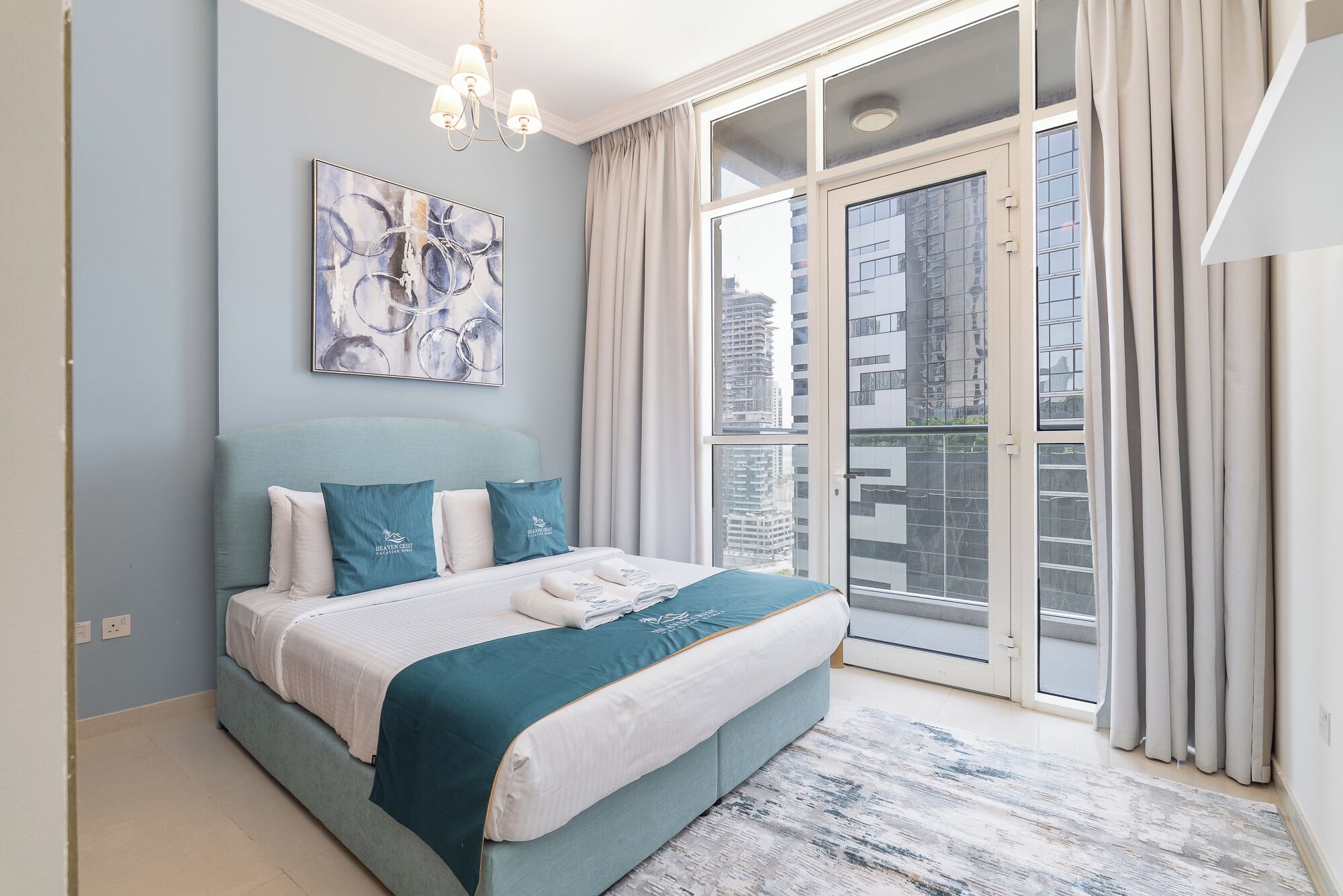 Hypoallergeen beddengoed, een bureau, een laptopwerkplek