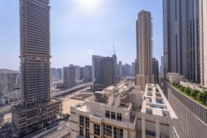 Un quartier urbain dense, caractérisé par de grands immeubles modernes, dont une tour imposante portant le nom « EMNAR ».