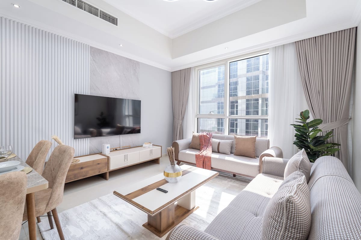 Premium appartement, 1 slaapkamer, uitzicht op de stad | Woonruimte | Een 42-inch smart-tv met digitale zenders, Netflix en streamingdiensten