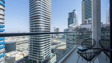 Departamento empresarial, 3 habitaciones, balcón, vista a la ciudad | Balcón