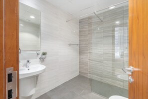 Shower, rainfall showerhead, free toiletries, hair dryer - Heaven Crest Vacation Homes Downtown - Studio, 1, & 3 Bedroom Suites 2 minute walk to Dubai Mall and Burj Khalifa (Dubai)