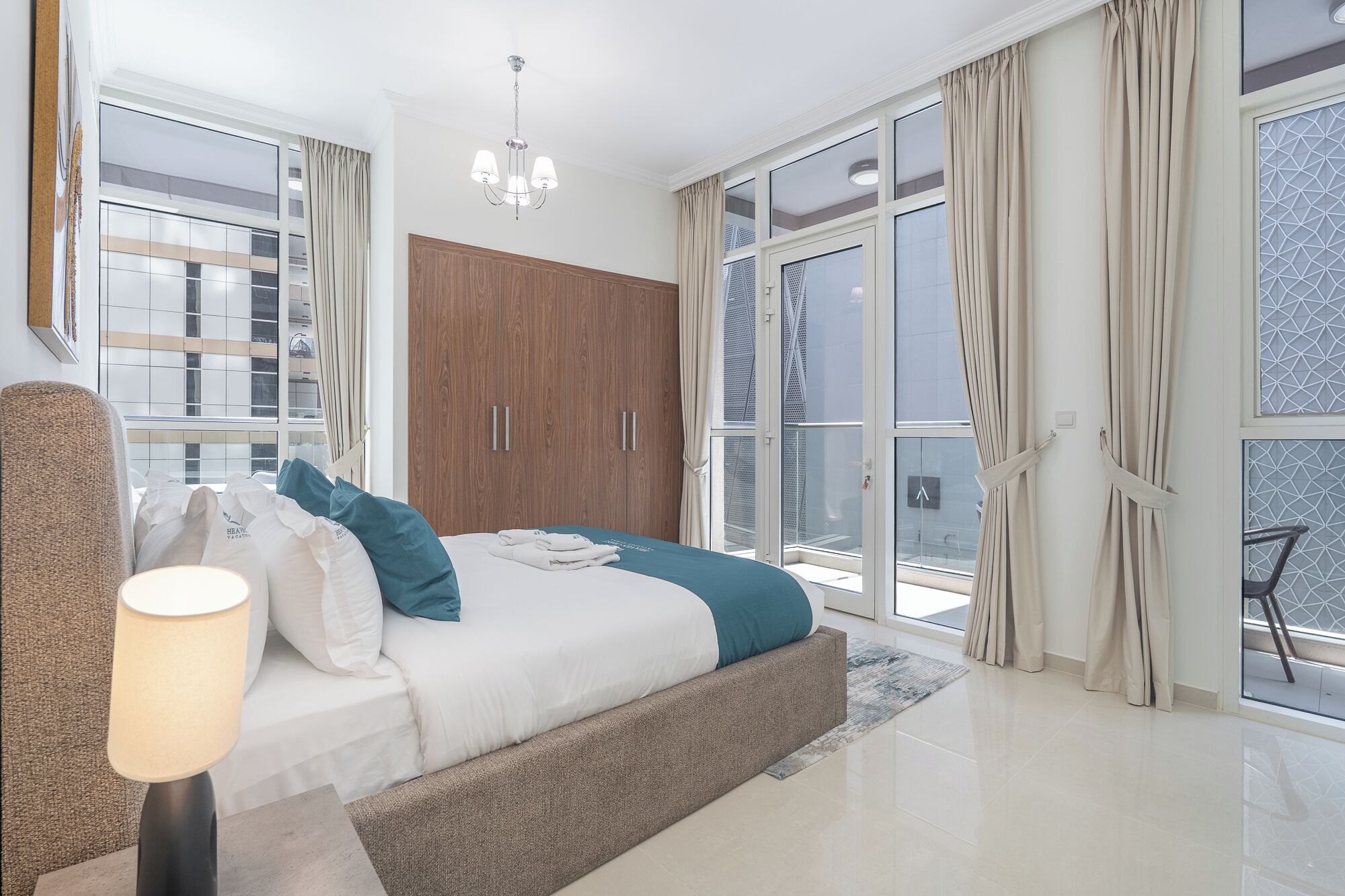 Signature-Apartment, 3 Schlafzimmer, Klimaanlage, Stadtblick | Allergikerbettwaren, Schreibtisch, laptopgeeigneter Arbeitsplatz