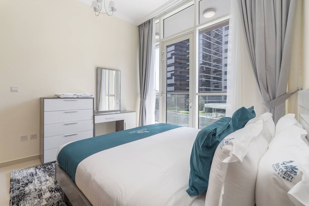 Departamento de lujo, 3 habitaciones, para no fumadores, vista a la ciudad | 1 habitación, ropa de cama hipoalergénica y escritorio