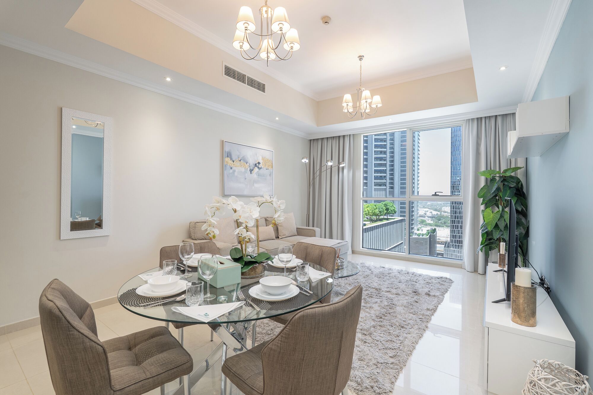 Deluxe appartement, 1 kingsize bed met slaapbank | Woonruimte | Een 42-inch smart-tv met digitale zenders, Netflix en streamingdiensten