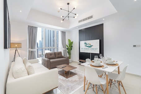 Apartamento Deluxe, 1 habitación, no fumadores, 2 baños | Zona de estar | Smart TV de 42 pulgadas con canales digitales, Netflix. Heaven Crest Vacation Homes Downtown - Studio, 1, & 3 Bedroom Suites 2 minute walk to Dubai Mall and Burj Khalifa