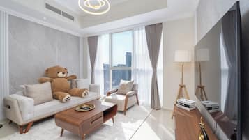 Exclusive-Apartment, 3 Schlafzimmer, Stadtblick | Wohnbereich | 42-Zoll-Smart-TV mit Digitalempfang, Netflix, Streaming-Dienste